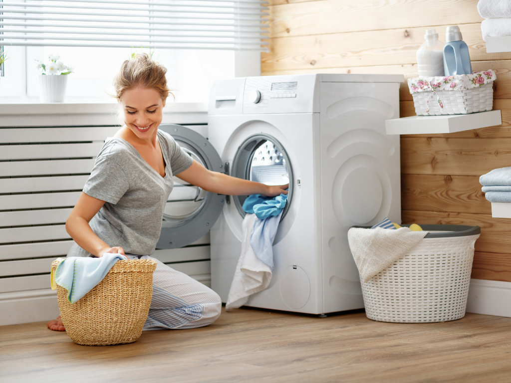 Doing the washing. Стиральная машина. Стиральная машина с вещами. Стиральная машина c dtofcvb. Стирка в стиральной машине.